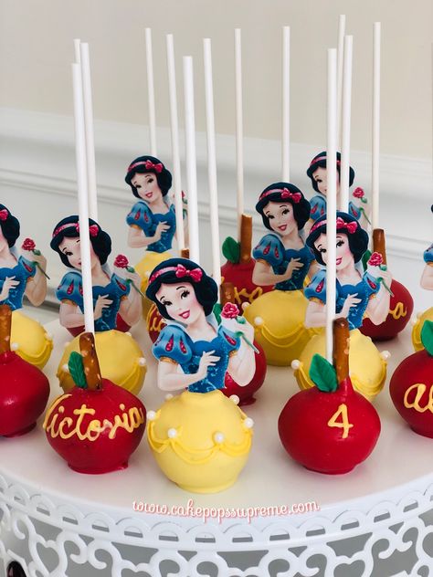 Snow White Sweet Table, Snow White 2nd Birthday Party, Snow White Cake Pops, Snow White Cake Ideas, Snow White Cake Design, Snow White Birthday Cake, Snow White Cupcakes, White Cake Pops, Snow White Cake