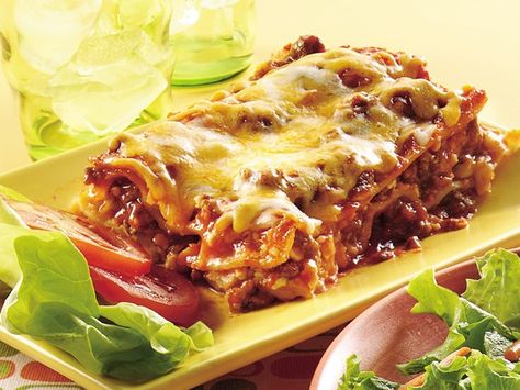 The noodles cook while the casserole bakes, so you can assemble it in 15 minutes. Containing four different cheeses, it really lives up to its name! Cheeseburger Lasagna Recipe, Cheeseburger Lasagna, Different Cheeses, Beef Lasagna, Slow Cooker Lasagna, Cheese Lasagna, Easy Bacon, Cheeseburger Casserole, Best Casseroles