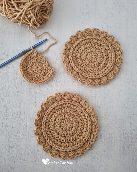 Simple & Modern Style Crochet Coasters Free Pattern - Crochet For You Crocheted Coasters, Coaster Patterns, Crochet Coasters Free Pattern, Crochet Placemats, Crochet Coaster Pattern, Crochet Circles, Crochet Dishcloths, Cup Coaster, Fun Crochet Projects