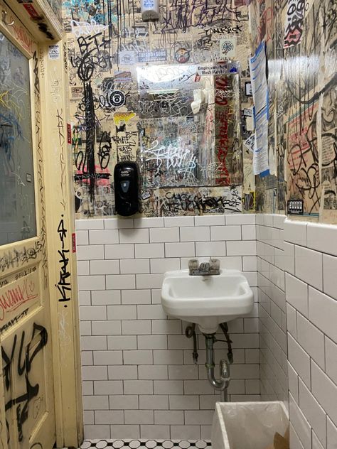 Graffiti Tiles Bathroom, Graffiti Bathroom Ideas, Gross Bathroom Aesthetic, Graffiti Bathroom Aesthetic, Bathroom Graffiti Aesthetic, Street Style Bathroom, Bathroom Stall Aesthetic, Graffiti Toilet, Dive Bar Bathroom