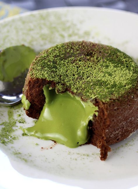 Matcha Cake Recipe, Matcha White Chocolate, Matcha Dessert, Matcha Cake, Matcha Chocolate, Matcha Recipe, Chocolate Lava, Chocolate Lava Cake, Lava Cake