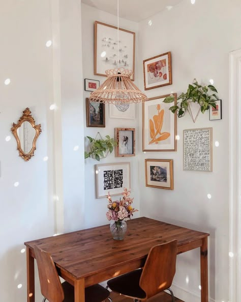 Corner Living Room Wall Decor, Corner Gallery Wall Office, Small Wall Gallery, Corner Art Gallery Wall, Picture Corner Ideas, Frames On Corner Wall, Gallery Wall Corner Living Room, Photos In Corner Of Wall, Photo Gallery Ideas