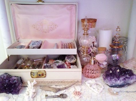 Witch Room, Crystal Altar, Witches Altar, Crystal Aesthetic, Witch Craft, Baby Witch, Witchy Decor, Witch House, Creation Couture