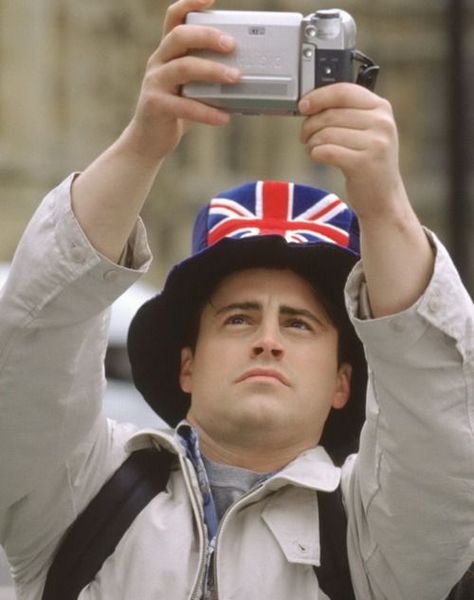 Joey in England Joey Friends, Friends Scenes, Smelly Cat, Matt Leblanc, Ross Geller, Friends Tv Series, Joey Tribbiani, Friends Moments, London Baby