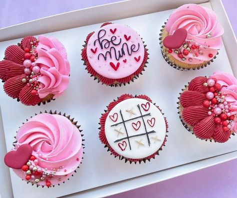 Vday Dessert, Valentines Bakery, Valentines Cakes And Cupcakes, Romantic Desserts, Valentines Baking, Valentine Day Cupcakes, Cupcake Cake Designs, Dessert Gifts, Creative Cupcakes