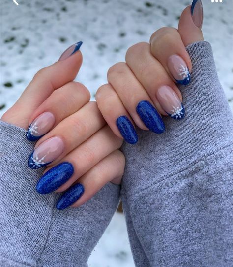 Christmas Nails New Years, Nails For Christmas Blue, Nails In December, Nail Inspiration January, Blue Nail Christmas Design, Blue Nails Winter Design, Christmas Nails Almond Blue, Royal Blue Holiday Nails, Xmas Blue Nails