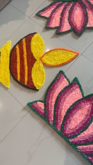 Rangoli Decoration, Poo Kolam, Pookalam Design, Textured Paper Art, Mat Ideas, Acrylic Rangoli, Rangoli Designs Flower, Diy Creative Crafts, Wedding Crafts