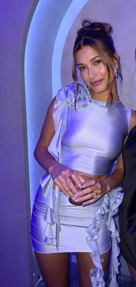 Hailey Bieber Purple Outfit, Hailey Bieber Party Dress, Hailey Bieber Style Party, Hailey Bieber Updo Hair, Hailey Bieber Mini Dress, Hailey Bieber Dress Outfit, Hailey Bieber Hairstyle, Hailey Bieber Updo, Hailey Bieber Hair Styles