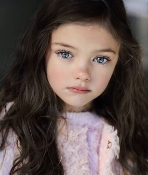 Blue Eye Kids, Black Hair Blue Eyes, Girls With Black Hair, Silk Style, Girl With Brown Hair, Light Eyes, Light Hair, Beautiful Eyes, Dark Hair