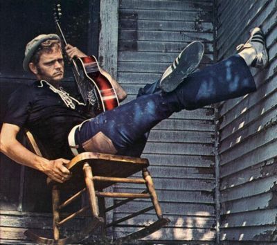 Jerry Reed - top flight session guitarist who became a star country singer-songwriter with a knack for narrative and humorous songs. He also costarred in several films with Burt Reynolds. His biggest hit was, "When You're Hot, Your Hot." Jerry Reed, Smokey And The Bandit, Outlaw Country, Burt Reynolds, Boogie Woogie, Southern Rock, Country Rock, Country Music Stars, Country Music Singers