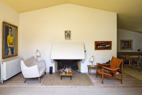 Vilhelm Lundstrom portrait of Juhl’s wife, Hanne Wilhelm Hansen, hangs above Juhl's Poet sofa (1941). The sofa faces one of Juhl's most recognizable designs, the 1949 Chieftain chair. The white brick hearth extends into the room to resemble an area rug. Finn Juhl House, Chieftain Chair, Brick Hearth, Finn Juhl, Hans Wegner, White Brick, Scandinavian Interior, Furniture Design Modern, Mid Century Design