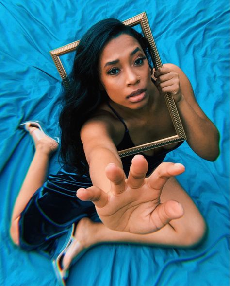 Frame Photoshoot, Picture Frame Photoshoot, Old Picture Frames, Portrait Frame, Creative Lighting, Anatomy Reference, Blue Bedding, Photoshoot Poses, Cute Photos