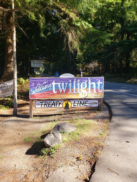 2020 Twilight Tour in Forks, Washington Travel Guide Twilight Book Series, Forks Washington Twilight, Twilight Forks, New Moon Movie, Rialto Beach, Forks Washington, Washington Travel, Twilight Book, Movie Locations