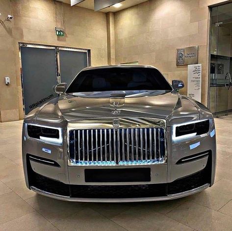 Rolls Royce Logo, Rolls Royce Wallpaper, Millionaire Lifestyle Luxury, Cars Rolls Royce, Luxury Cars Rolls Royce, New Luxury Cars, Luxurious Cars, Rolls Royce Phantom, Mercedes Car