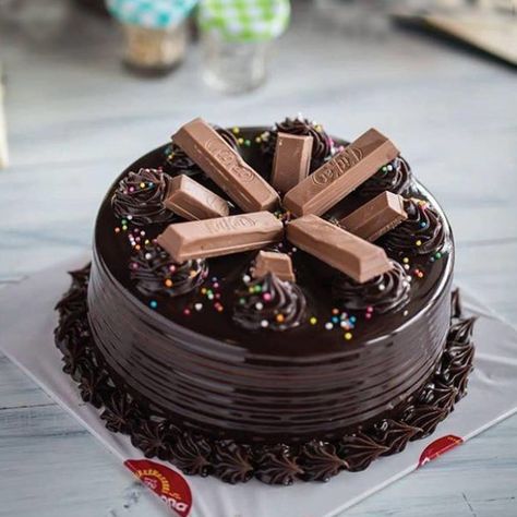 Chocolate Kitkat Cake, Chocolate Anniversary Cake, Midnight Cake, Kitkat Cake, Buttercream Cake Designs, Chocolate Cake Designs, Chocolate Recipes Homemade, Easy Chocolate Cake, Chocolate Cake Decoration