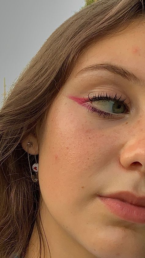 Pink Makeup Looks Eyeliner, Pink Eye Pencil, Pink Eyeliner Looks, Pink Eyeliner, Graphic Eyeliner, Makeup Tut, Eyeliner Looks, No Eyeliner Makeup, Pink Makeup