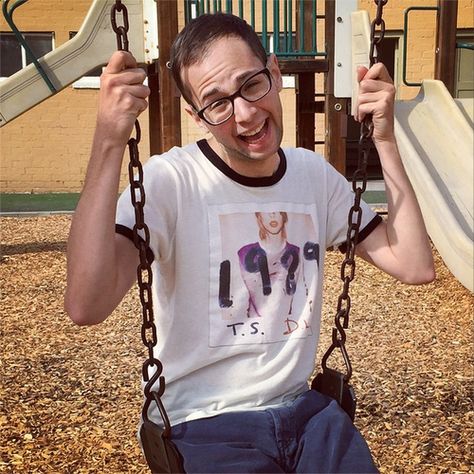 zach kornfeld | My favorite Buzzfeed guy wearing a taylor shirt.....LOVE Zach Kornfeld, Eugene Lee Yang, Try Guys, Smosh, Good Looking Men, Good Job, Buzzfeed, How To Look Better, Express Yourself