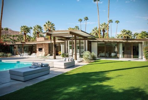 Kirk Douglas House in Palm Springs Undergoes Thoughtful Renovation Farnsworth House Plan, Luxury Home Aesthetic, Sims 4 Oasis Springs, Palm Springs Interior Design, Sims House Inspiration, Palm Springs Interior, Outdoor Tile Patio, Douglas House, Dream Home Exteriors