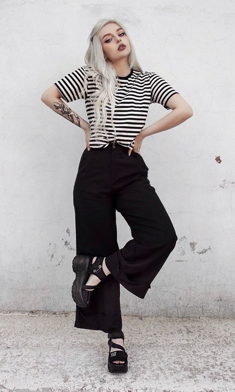 Wide Leg Pants Outfit Grunge, Casual Punk Outfits For Women, Disturbia Outfit, Pants Wide Leg Outfit, Rock Dress Outfit, Punk Casual Outfits, Women Alternative Fashion, Wide Hips Outfit, Punk Outfits For Women