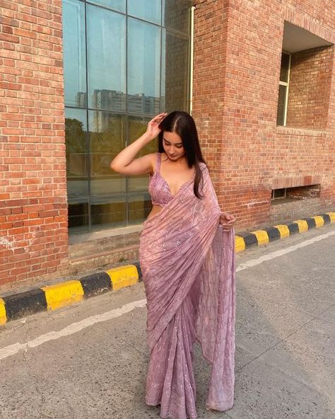 Saree For Brothers Wedding, Farewell Looks In Saree, Fairwell Saree Ideas, Freshers Saree Look, Saree Ideas For Farewell, Elegant Saree For Farewell, Saree Styles Modern Classy, Saree For Girls Farewell, Farewell Sarees Colleges