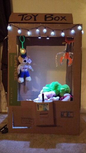 Homemade Claw Machine Diy Vending Machine, Toy Story Birthday Theme, Cardboard Arcade, Cardboard Games, Popsicle Stick House, Cardboard Challenge, Cardboard Forts, Thanksgiving Family Games, Thanksgiving Scavenger Hunt