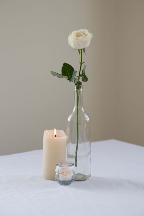 Simple Table Centerpieces For Party, Garden Rose Tattoo, Simple Centrepiece, Round Table Centerpieces Wedding, Single White Rose, White Rose Centerpieces, Round Table Centerpieces, White Flower Centerpieces, Rose Centerpieces Wedding