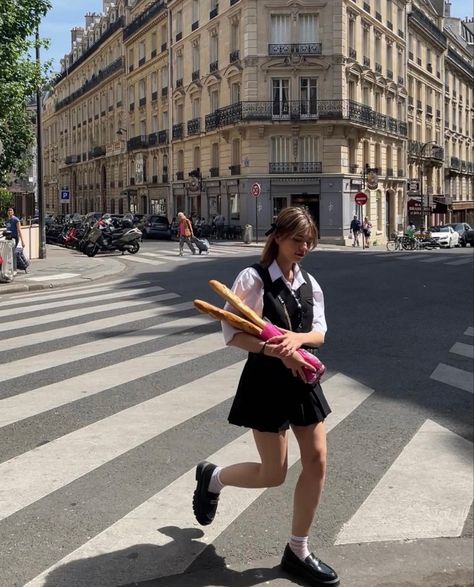 Tourist Picture Poses, Paris Moodboard, Paris Mood Board, Theme Cafe, Paris Baguette, Paris Photoshoot, Parisian Summer, Photo Mode, Europe Outfits