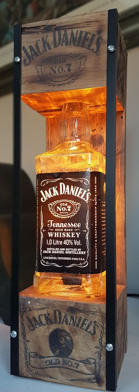 Jack Daniels Lamp Diy, Jack Daniels Lights, Jack Daniels Bottle Crafts Diy, Jack Daniels Bottle Crafts, Jack Daniels Lampe, Wood Lighting Design, Jack Daniels Lamp, Liquor Bottle Lamp, Lighting Hacks