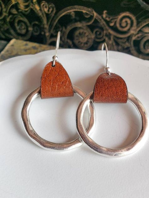 Leather Hoop Earrings, Mode Country, Bohemian Outfits, Diy Leather Earrings, 3rd Anniversary Gifts, Hammered Hoop Earrings, Shepherds Hook, 3rd Anniversary, Anniversary Gift For Wife