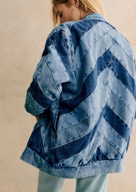 Patchwork Jean Jacket, Denim Hacks, Jean Jacket Diy, Artisanats Denim, Jean Diy, Patchwork Denim Jacket, Denim Crafts Diy, Wearable Art Clothing, Diy Jeans