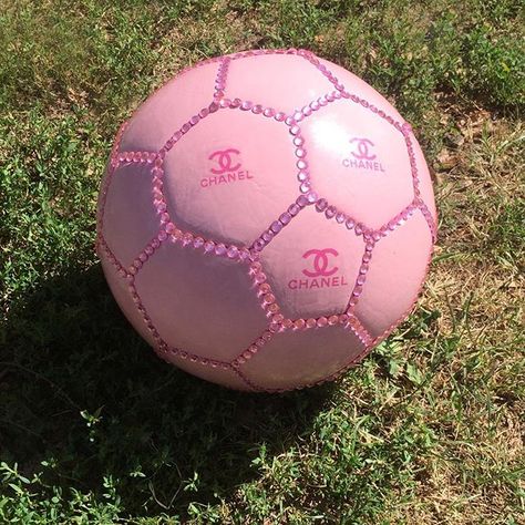 bend it liiiiike ⚽️ Soccer Aesthetic, Arte Glitter, Photographie Indie, Bola Basket, Mode Rose, Boujee Aesthetic, Bedroom Wall Collage, Images Kawaii, Baby Pink Aesthetic