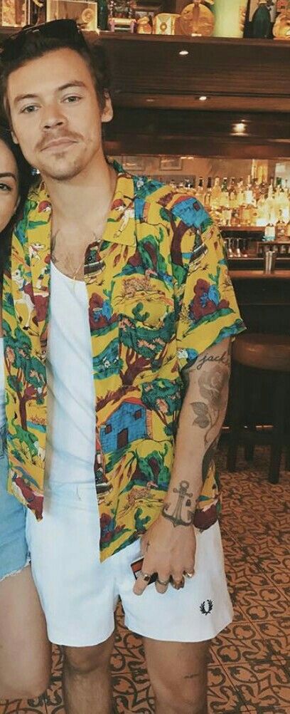 Harry 💖 Harry Styles Streetwear, Harry Styles Summer, Harry Styles Street Style, The Face Magazine, Harry Styles Outfit, High Fashion Men, Bad Picture, Styles Summer, Mr Style