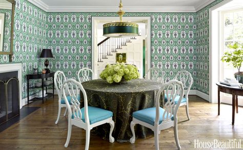 For a graphic update to the dining room of a Shingle Style cottage in Mountain Brook, Alabama, designers Bill Brockschmidt and Courtney Coleman worked with Adelphi Paper Hangings to custom-color its Hamilton Urns wallpaper. The chairs were initially a temporary solution, purchased for the client's first Thanksgiving in the home. "We painted them a chalky white, and everyone fell in love," Brockschmidt says. Mint Green Decor, Green Walls Living Room, Mint Decor, Light Green Walls, Mint Rooms, Traditional Dining Chairs, Green Dining Room, Sofa Styling, Green Decor