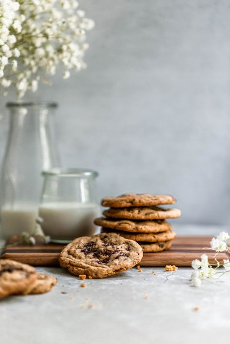 Chocolate Chip Cookies Photography Ideas, Chocolate Cookie Photography, Cookie Photography Styling Minimalist, Chocolate Chip Cookie Photography, Cookies Food Photography Styling, Bakery Photography Styling, Cookie Staging, Cookies Product Photography, Cookies Photography Ideas Inspiration