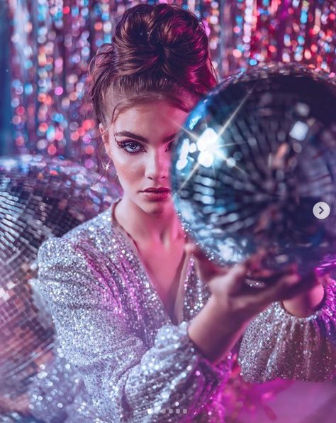 Disco Photoshoot, New Year Photoshoot, Disco Aesthetic, Debut Photoshoot, Film Photography Tips, Creative Photoshoot Ideas, Photographie Portrait Inspiration, Creative Photography Techniques, Creative Portrait Photography