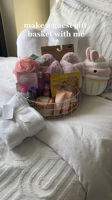 Guest Gift Basket, Cheap Gift Baskets, Teen Gift Basket, Cheap Presents, Diy Gift Basket, Cheap Birthday Gifts, Valentine Baskets, Birthday Presents For Friends, Birthday Basket