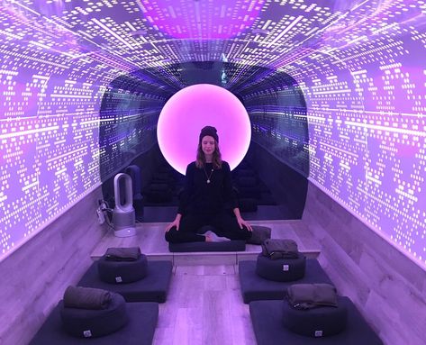 Board NYC's Meditation Bus For a Quick Zen Break Meditation Space Architecture, Zen Area, Tech Room, Meditation Studio, Home Spa Room, Wellness Room, Zen Interiors, Sci Fi Architecture, Airbnb Design