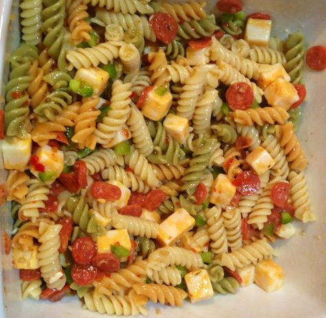 Easy and delicious Pasta Salad Recipe Tri Color Pasta Salad, Delicious Pasta Salad, Tri Color Pasta, Classic Pasta Salad, Feta Cheese Recipes, Easy Pasta Salad Recipe, Feta Recipes, Cheese Cubes, Easy Pasta Salad