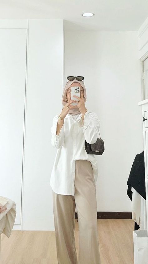 White Outfit Muslimah, White And Beige Outfit Hijab, Beige Trousers Outfit Hijab, White Shirt Modest Outfit, Hijabi White Shirt Outfit, White Shirt Outfit Hijab Casual, White Top Hijab Outfit, Modest Dressing Aesthetic, Hijabi White Outfit