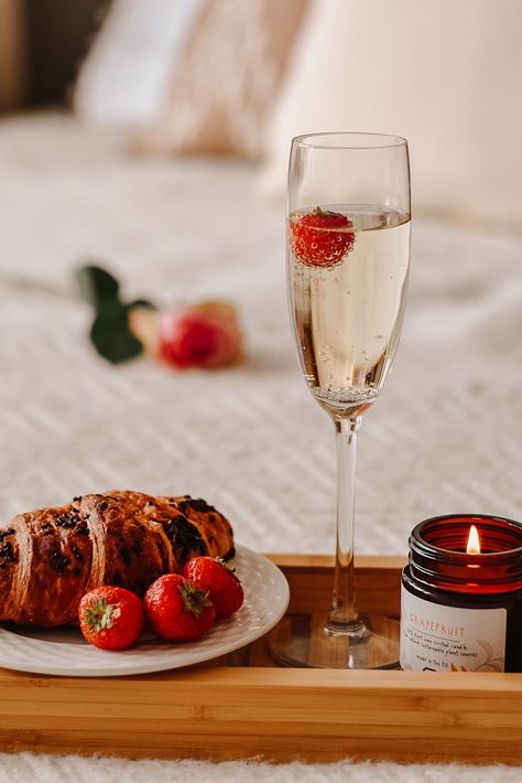 Valentines Flatlay Ideas, Valentines Breakfast In Bed, Hotelier Aesthetic, Luxury Breakfast In Bed, Breakfast Champagne, Champagne In Bed, Valentine Hotel, Wine In Bed, Valentine Breakfast