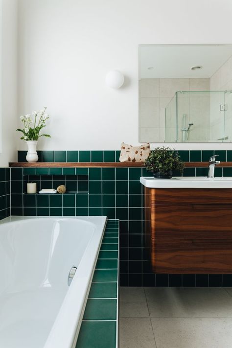 Green Bathroom Interior, Green Tile Bathroom, Chic Bathrooms, Bathroom Inspiration Decor, Upstairs Bathrooms, Green Tile, Family Bathroom, Green Bathroom, Bath Room