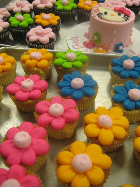 Flower cupcake Garden Theme Cake, Hippie Birthday Party, Daisy Cupcakes, Spring Birthday Party, Sheet Cake Designs, Spring Cupcakes, Flower Cupcakes, Easter Cupcakes, Themed Cupcakes