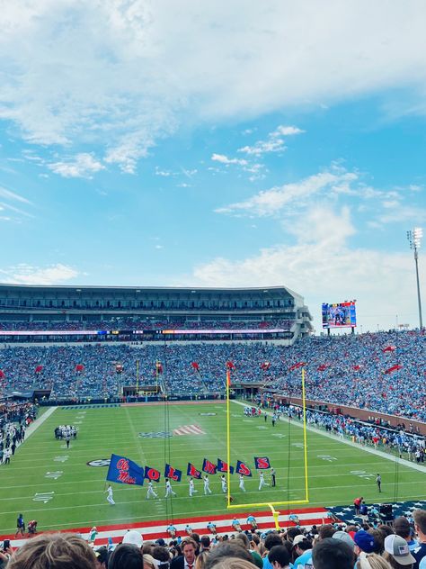 Ole Miss Aesthetic, Gameday Aesthetic, Ole Miss Gameday, Ole Miss Campus, Delta Dawn, Hotty Toddy, Twitter Artist, Ole Miss Rebels, Dream College