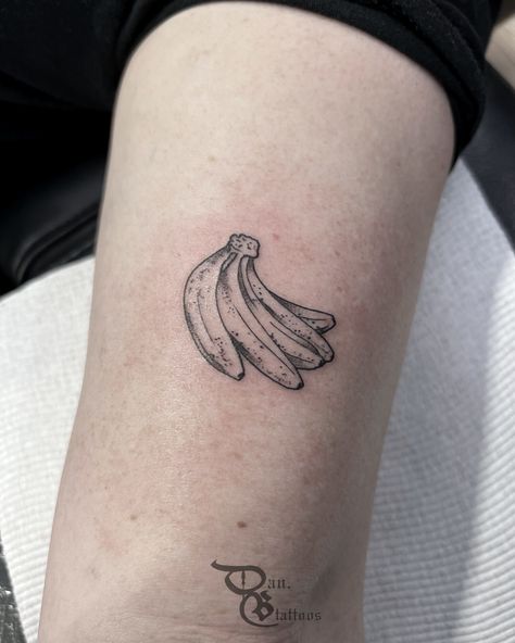 Banana Tattoo Minimalist, Tiny Nature Tattoo, Banana Tattoo, Tiny Tats, Fruit Tattoo, Design Tattoos, Wildflower Tattoo, Female Drawing, Banana Fruit