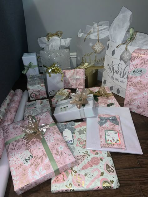 Wrapping Gifts Aesthetic, Wrapping Christmas Presents Aesthetic, Girly Christmas Wrapping, Pink Wrapped Gifts, Pink Christmas Presents Wrapping Ideas, Christmas Aesthetic Gifts, Christmas Presents Wrapping Ideas, Christmas Wrapping Aesthetic Pink, Pink Christmas Presents