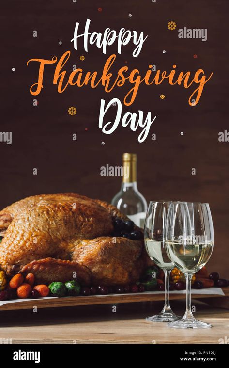 Descargar esta imagen: Vista de cerca del pavo asado, copas de vino y feliz día de acción de gracias rotulación - PN103J de la biblioteca de Alamy de millones de fotografías, ilustraciones y vectores de alta resolución. Glasses Of Wine, Happy Thanksgiving Day, Roasted Turkey, Happy Thanksgiving, Cigars, Alcoholic Drinks, Close Up, Thanksgiving, Resolution