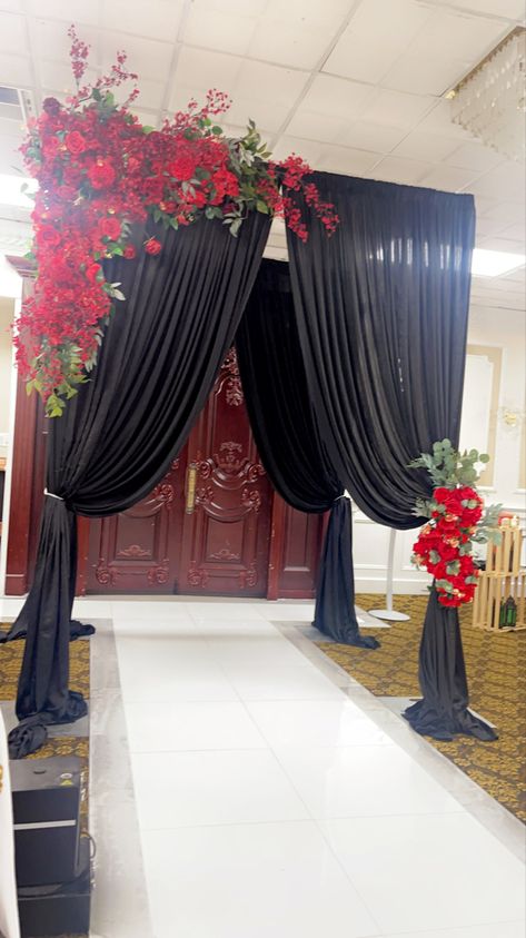 Quinceanera Entrance, Henna Decoration Ideas Decor, Red Quinceanera Ideas, Black And Gold Party Decorations, Prom Backdrops, Wedding Chuppah, Event Entrance, Dream Wedding Reception, Quinceanera Dresses Gold