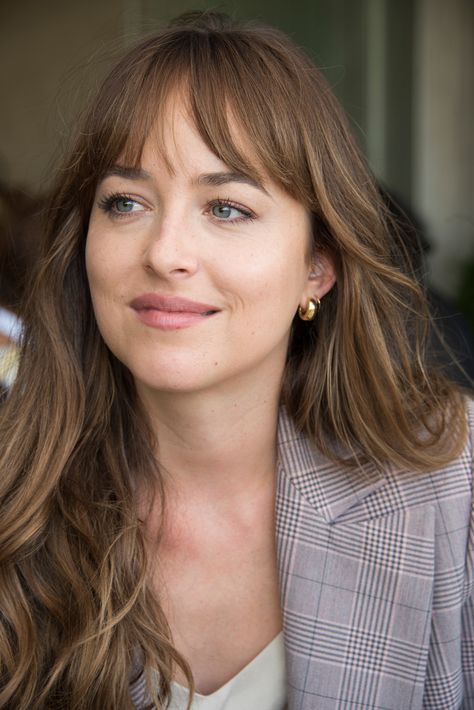 I'm Low-key Stalking Dakota Johnson's Hair Dakota Johnson Bangs, Dakota Johnson Hair, Dakota Johnson Style, Mtv Movie Awards, Haircut For Thick Hair, Trending Hairstyles, Long Straight Hair, Film Tv, Dakota Johnson