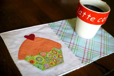 Cupcake Mug Rug Tutorial - Crafty Gemini Cupcake Mug, Valentine Day Table Decorations, Mini Patchwork, Crafty Gemini, Mug Rug Tutorial, Mug Rug Patterns, Rug Patterns, Applique Quilt Patterns, Applique Templates