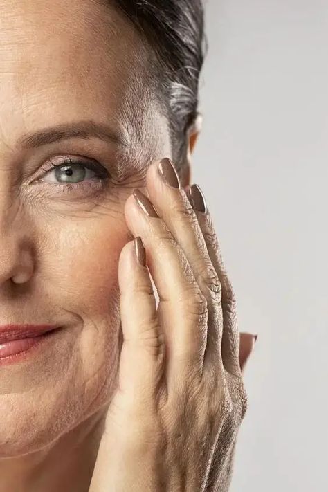 How to Get Rid of Wrinkles & Look Young Again – Svelte Magazine What Causes Wrinkles, Get Rid Of Wrinkles, Blemish Remover, Face Wrinkles, Beauty Shots, Best Essential Oils, Anti Aging Treatments, Sagging Skin, Wrinkle Remover